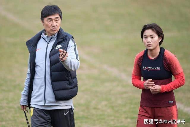福登红牌引争议，费尔南德斯任意逃脱